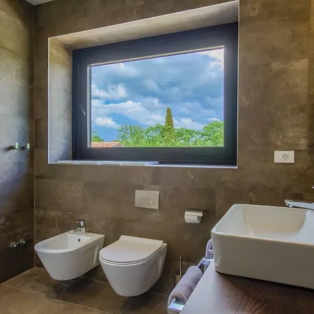 Yellow Tree Jurici & *