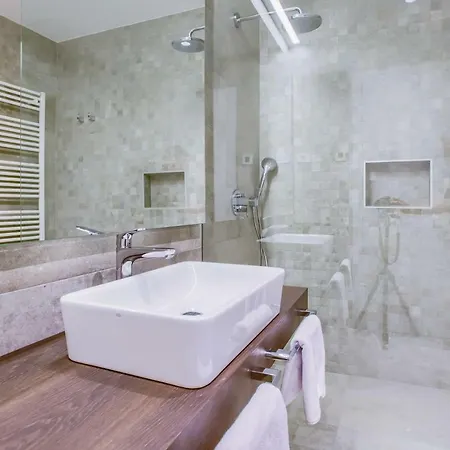 Yellow Tree Jurici &